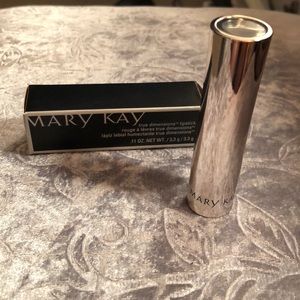 Mary Kay true dimensions lipstick in sizzling red